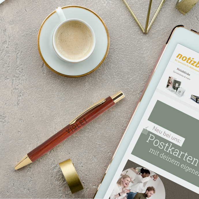 Holzkugelschreiber mit goldenen Akzenten