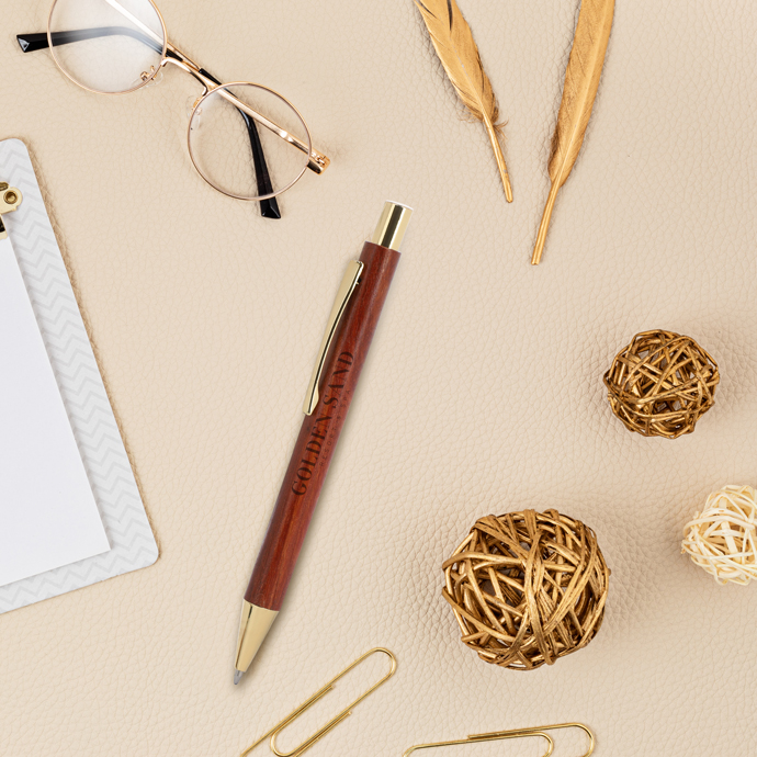 Holzkugelschreiber mit goldenen Akzenten